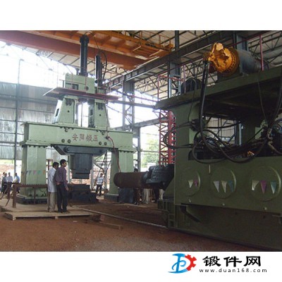 操作機(jī)公稱載重量20KN兩噸操作機(jī)安陽鍛壓生產(chǎn)