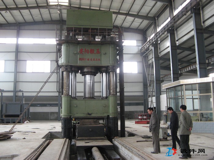 三梁四柱熱鍛自由鍛壓力機(jī)1250t液壓機(jī)安陽鍛壓生產(chǎn)