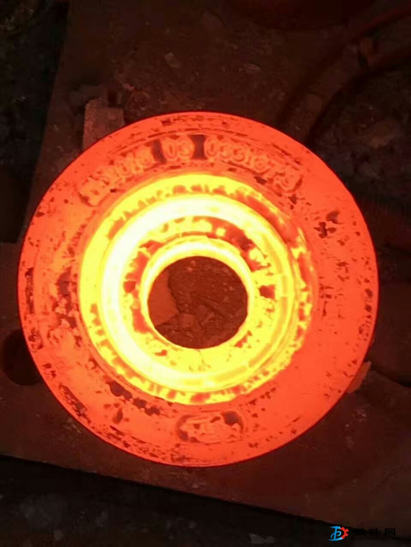 提供挖掘機(jī)履帶底盤支重輪零件模鍛鍛件