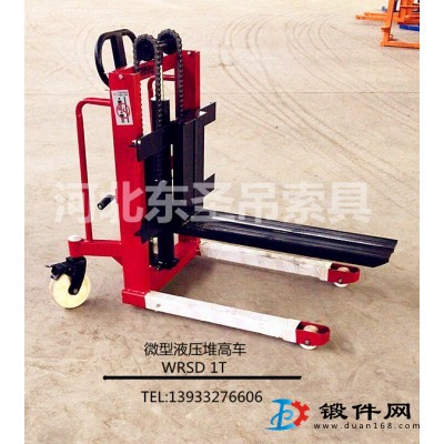 液壓堆高叉車堆高搬運(yùn)場(chǎng)合液壓堆高車使用過(guò)程搬運(yùn)重物
